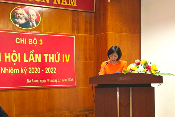 Đ/c Nguyễn Thị Tuyết- Phó Bí thư Chi bộ, trình bày Báo cáo kết quả thực hiện Nghị quyết Đại hội Chi bộ lần thứ III, nhiệm kỳ 2017 - 2020 và phương hướng, nhiệm vụ nhiệm kỳ 2022 - 2022.
